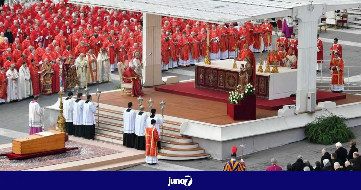 Près de 50 000 fidèles ont assisté aux funérailles de Benoît XVI présidées par le pape François