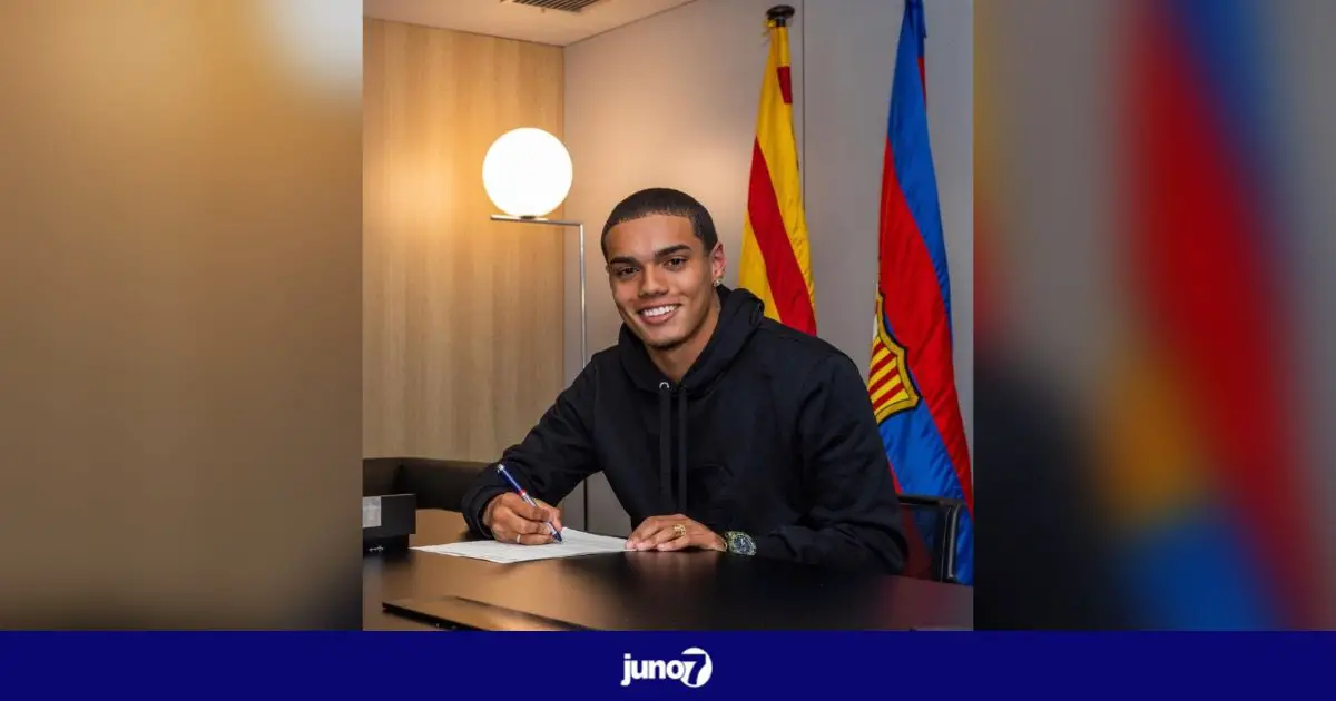 Le fils de Ronaldinho, João Mendes, signe au FC Barcelone