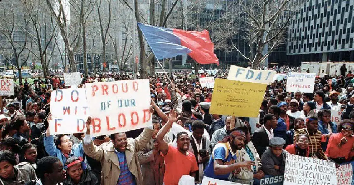 20 avril 1990 : près de 100 000 Haïtiens manifestent sur le pont de Brooklyn, à Manhattan, contre la « Federal Drug Administration » (FDA) qui leur...