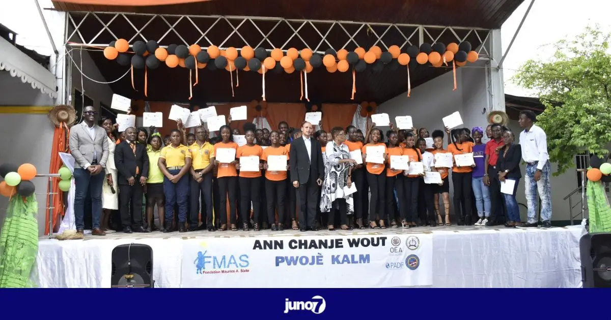 Remise de diplômes à une quarantaine de jeunes de Cité Soleil dans le cadre du projet "Ann Chanje Wout"