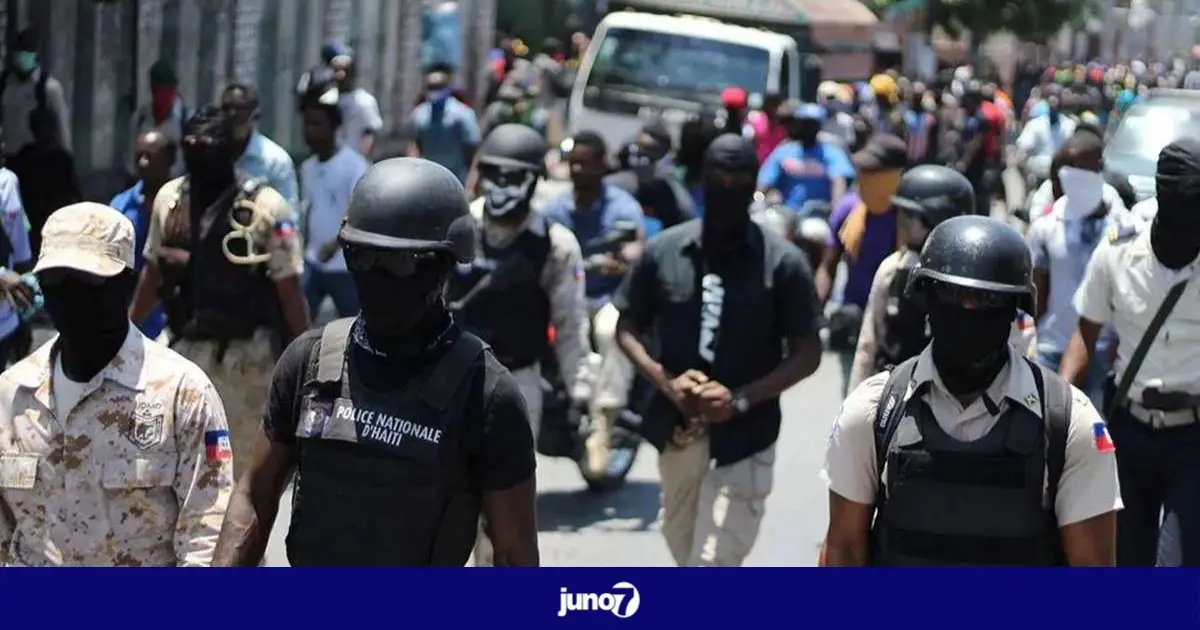 Des policiers projettent de manifester devant les locaux de l'ONA à Pétion-Ville le 31 juillet