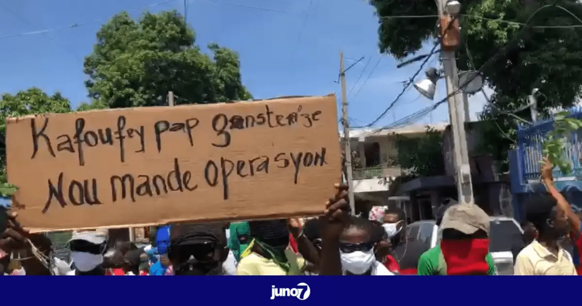 Manifestation des citoyens du quartier de Carrefour-Feuilles contre la violence des gangs