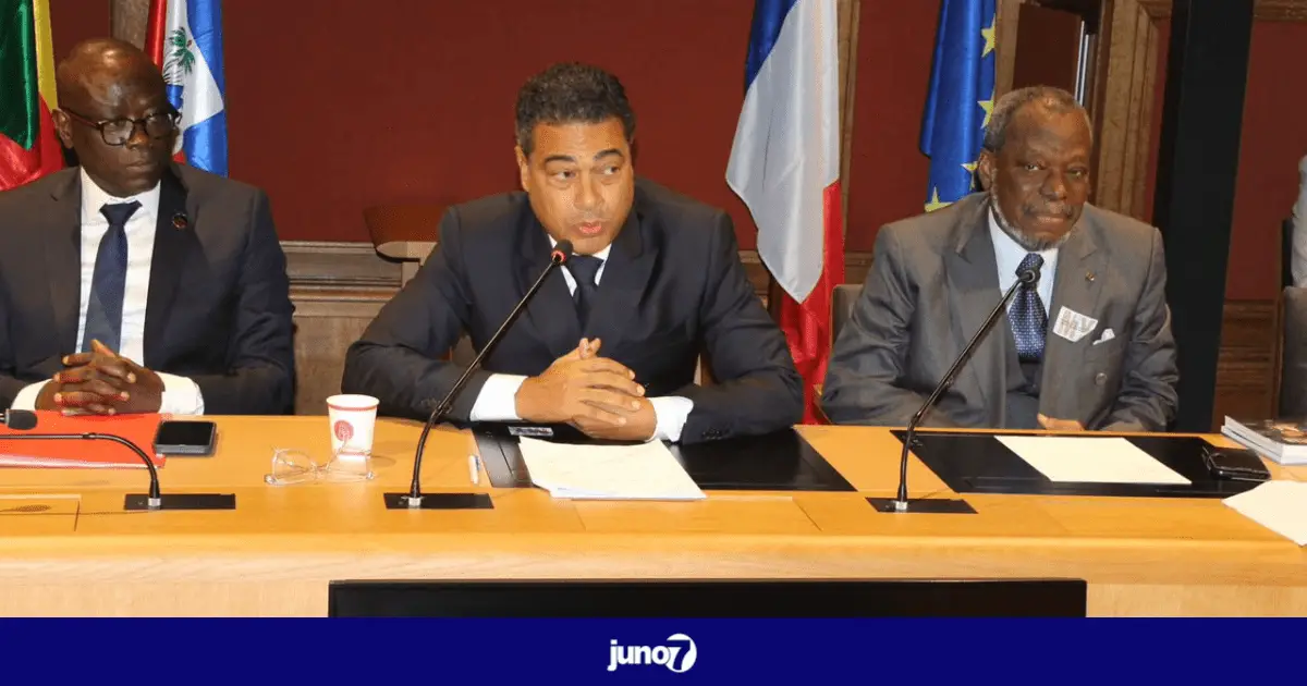 Paris, France – Dans une conférence au sénat, Jerry Tardieu fait un exposé sur la nécessité d’une révision constitutionnelle en Haïti