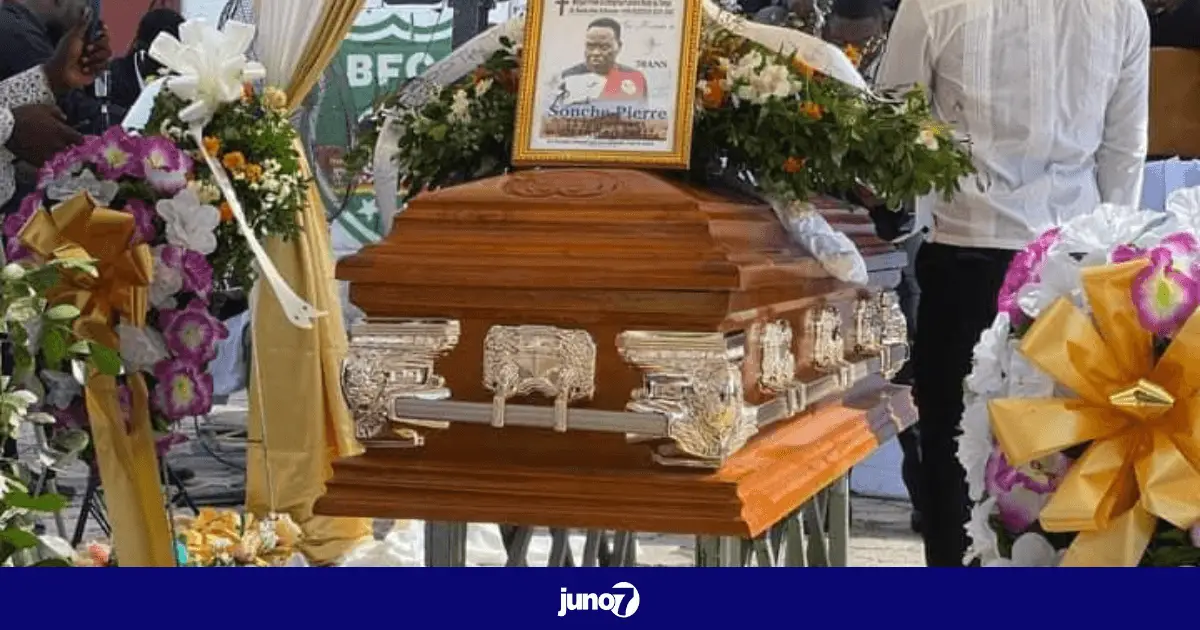 Gonaïves: funérailles de Sonche Pierre, frère de Gazzman Pierre, devant le Parc Sténio Vincent