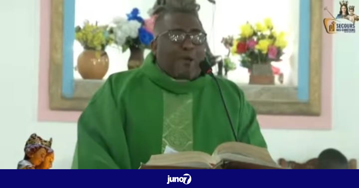 Alarmé par la situation du pays, le curé de la paroisse de Sarthe fond en larmes devant ses fidèles