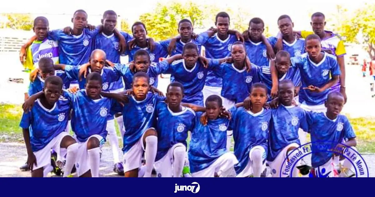 « Zòn Pa Fè Moun Football Club », une équipe de football composée d’enfants des rues créée par Luckson Jean grâce à sa fondation.