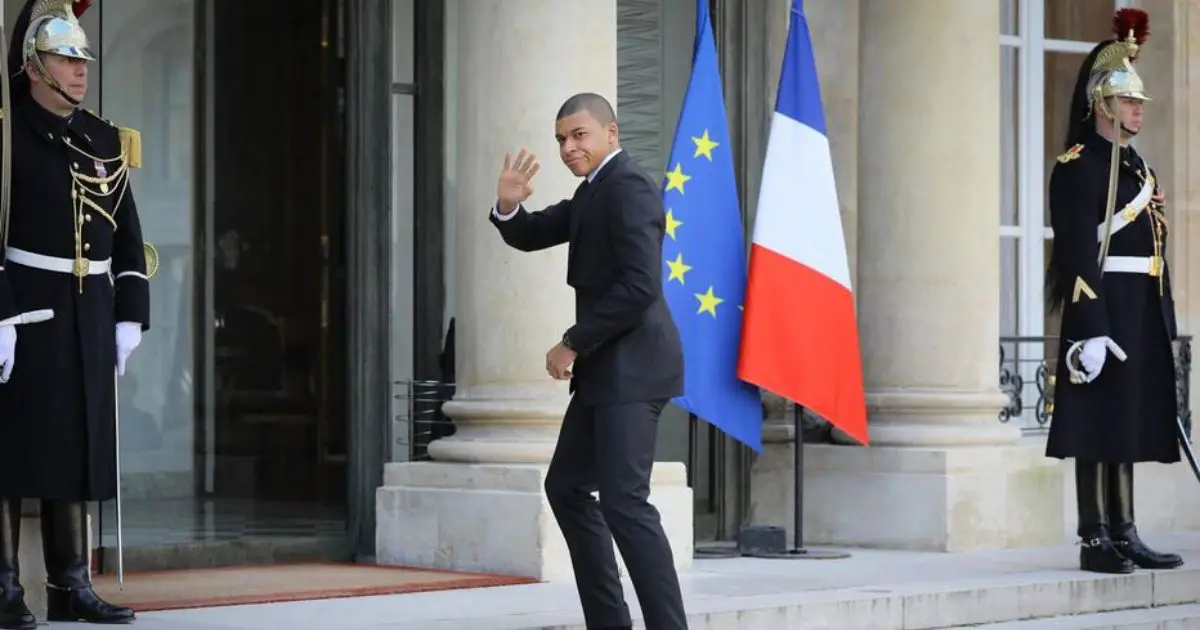 En fin de contrat avec le PSG, Mbappé invité au palais de l'Élysée pour dîner avec Macron et l'émir du Qatar