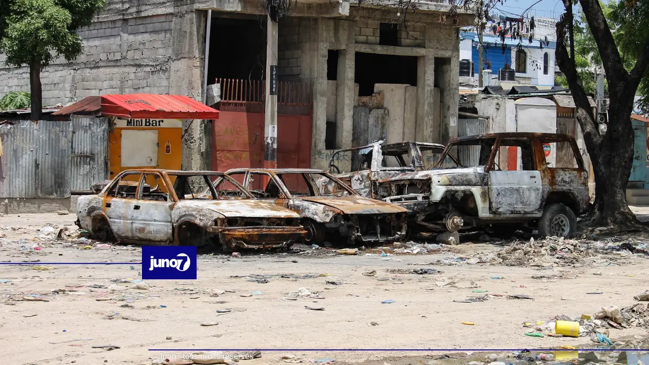 Des carcasses de voitures incendiées par les groupes armés à l’avenue Magloire Ambroise, située à environ une centaine de mètres du palais national d’Haïti.