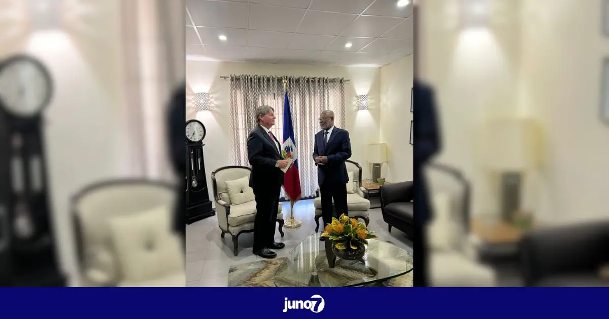 L’ambassadeur des Etats-Unis, Dennis B. Hankins a remis sa lettre de cabinet au ministre des Affaires étrangères, Jean Victor Généus