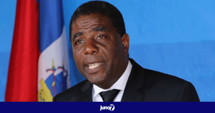 Komite Pilotaj Konferans Nasyonal la remèt gouvènman an pwojè Konstitisyon an epi rekonèt li pa fè linanimite