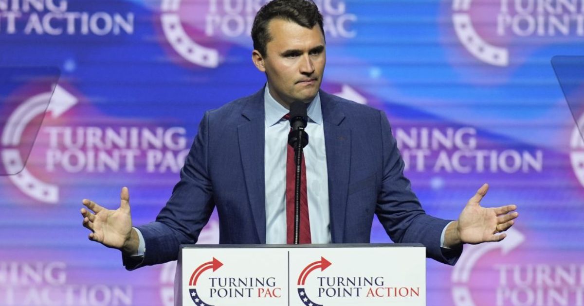 Charlie Kirk, influenceur conservateur pro-Trump, tué par balle lors d’un débat universitaire dans l’Utah