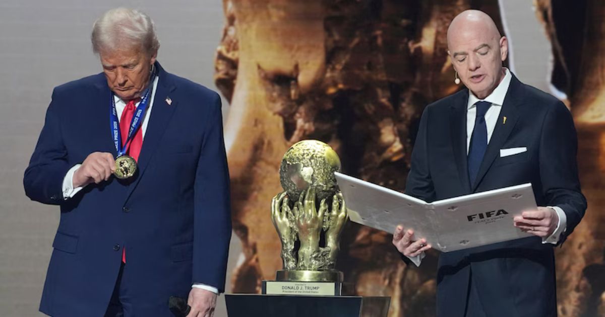 Trump reçoit le premier Prix FIFA pour la Paix lors du tirage pour le Mondial 2026