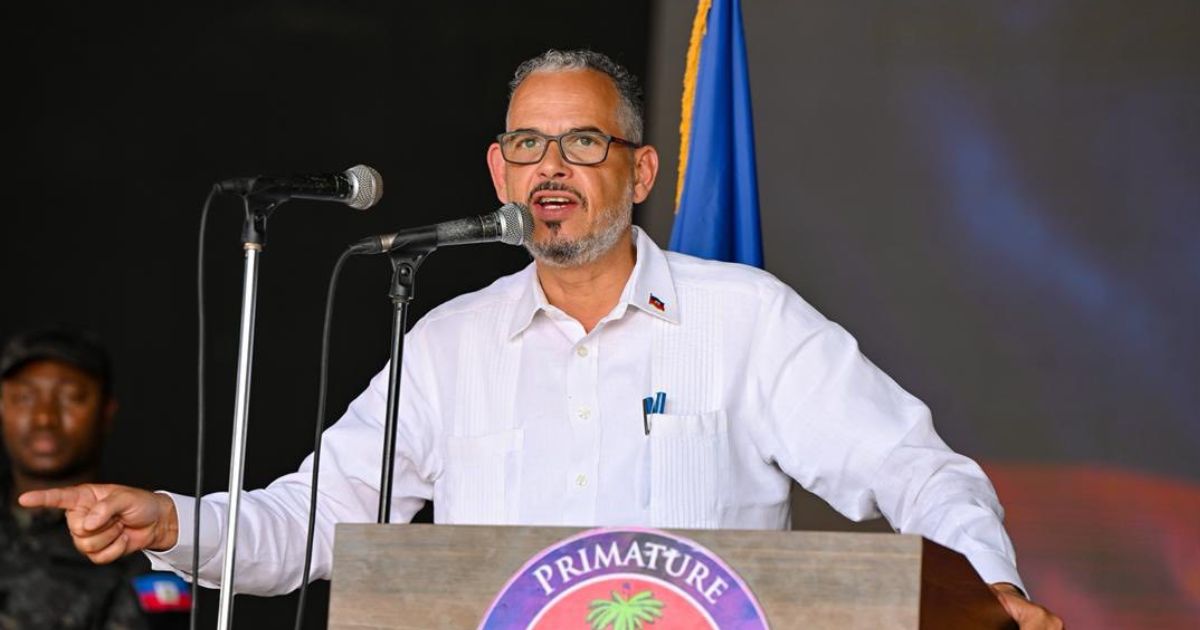 Le Premier ministre mise sur les élus locaux pour rétablir la sécurité et organiser les élections en 2026